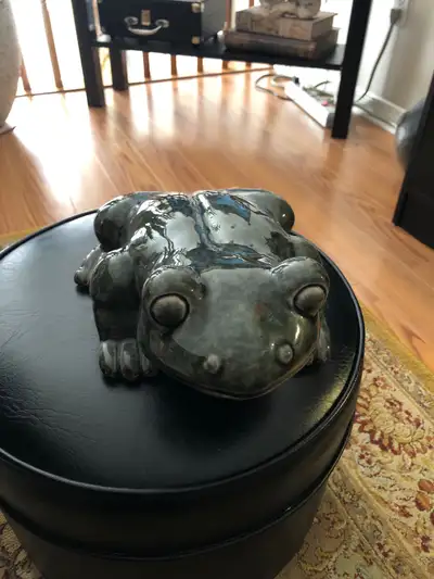 This big ceramic frog is a quirky and charming addition to any home or garden! It's in good conditio...