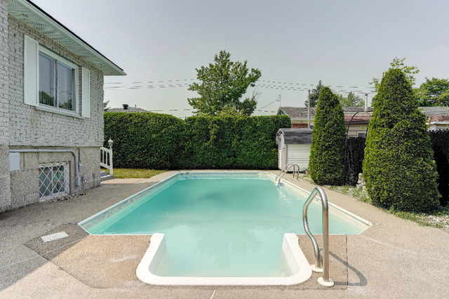 Beautiful Detached House with Pool for Rent dans Locations longue durée  à Laval/Rive Nord