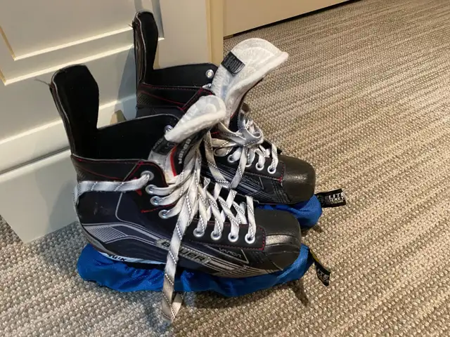 Bauer Vapor Hockey Skates Size Youth 5D in Hockey in Calgary - Image 2