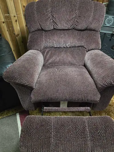 Sink into relaxation with this inviting recliner! It's in used condition, but still has plenty of li...