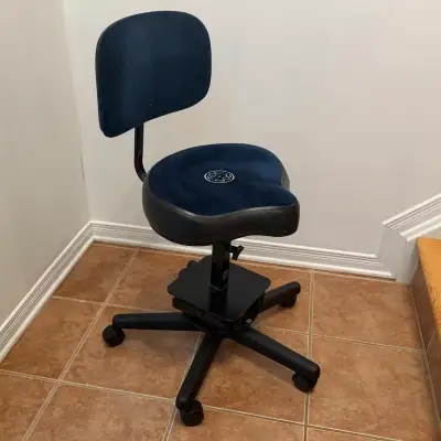 Like new condition, comes with backrest. Seat Height - 18-24" This is a rare model that has a spring...