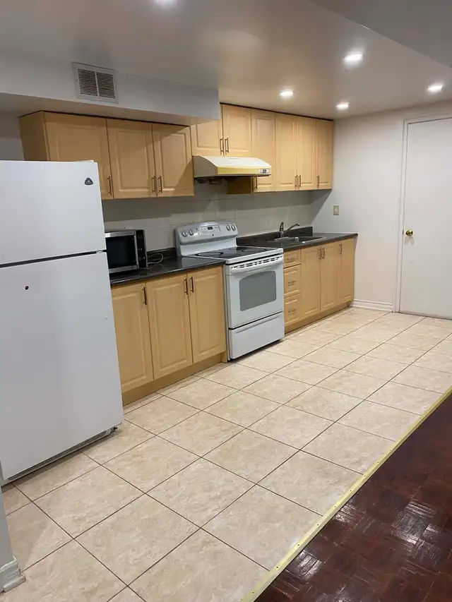Basement room sharing for rent in Room Rentals & Roommates in City of Toronto - Image 3