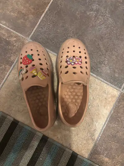 These tan coloured slip-on shoes are a size 2 and in used condition, perfect for casual wear. They h...
