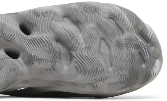 Yeezy Foam Runner Granite Size 10 & 11 in Men's Shoes in Oshawa / Durham Region - Image 6