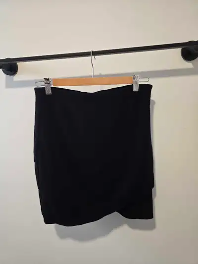 Cute fitted skirt, fits S-M black , View more