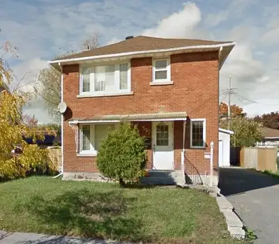Furnished room available in a clean and bright 4-bedroom apartment located in the Overbrook / Castle...