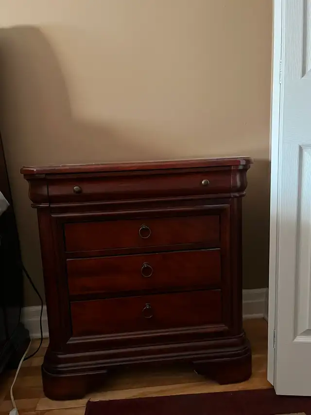 King Size Bedroom Set in Beds & Mattresses in City of Montréal - Image 6