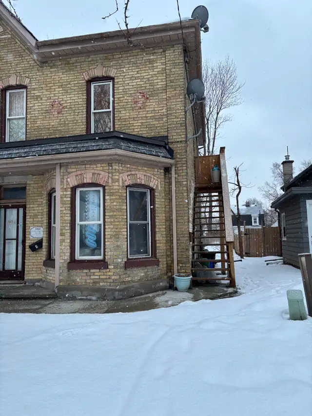 Small 2 bedroom Upper Apartment