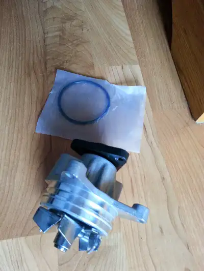 Bonjour, je vend une pompe a eau pour mazda 3 2.0L et 2.3L 2006-2012 encore neuve dans la boite, vie...