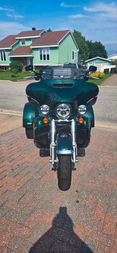 Harley Davidson< Tri Glide Ultra 2021 Couleur SNAKE VENOM (caméléon) 114 HP 15877 km Tél. maison :41...