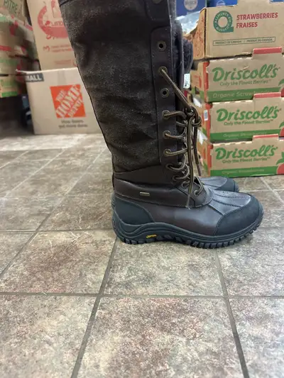 Brown boots for kids size 5, barely worn