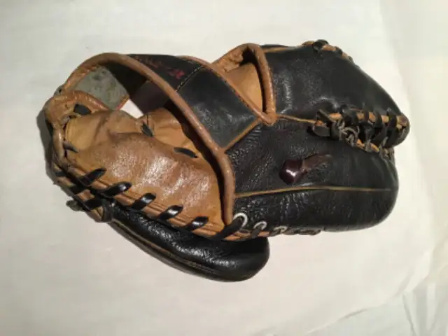 Vintage 1950s Baseball Glove in Arts & Collectibles in Oakville / Halton Region - Image 6