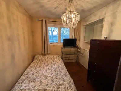 Upstairs room to rent! Looking for male student! five minute walk to University of Manitoba ! Fully...