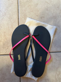 NEW Tkees flip flops - Rylee (size 9)