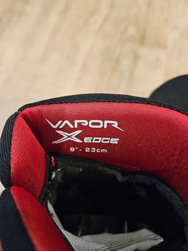 Bauer Youth Hockey 9" Gloves x 2 in Hockey in City of Toronto - Image 3
