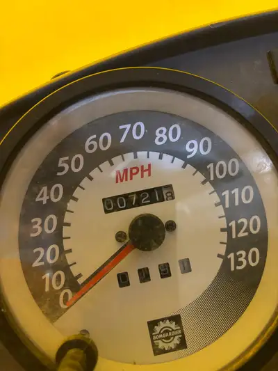 2002 Skidoo 800. Oil injection 800cc rotax engine. Liquid cooled. 3 little tears on the seat, otherw...