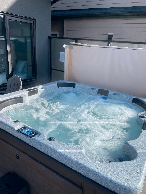 8' hot tub with cover and lift, works great! in Hot Tubs & Pools in Banff / Canmore - Image 2