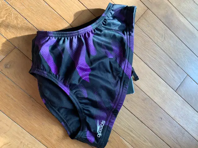 Speedo swimming trunks Brief  Size 30 and 32 in Men's in Charlottetown - Image 4