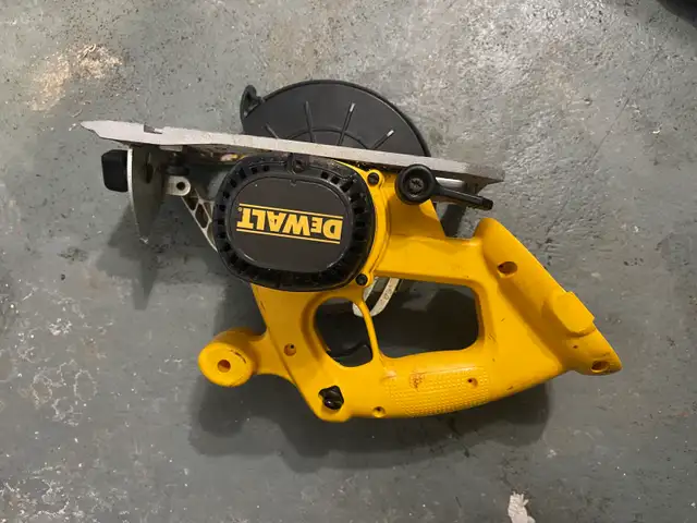 Dewalt Circular Saw 6 1/2 “ cordless in Power Tools in Oakville / Halton Region - Image 3
