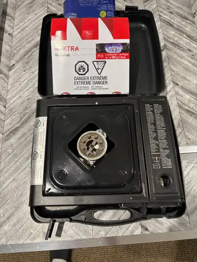 Poèle de cuisson pour camping comme neuf, n'a servi qu'une fois. Viens avec trois bombonnes de gaz f...