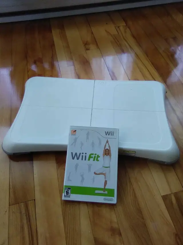 Planche Wii fit balance board Nintendo Wii + jeu game in Nintendo Wii in Laval / North Shore - Image 2
