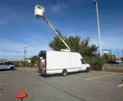 Ford E450 Super Duty 7.3 Diesel bucket truck with 16 ft box body and 120,245 km. Working lift, worki...