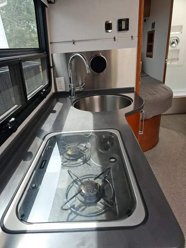 VR  (Motorisé) classe B+ 2019 31 000 Km - Leisure Travel Unity in RVs & Motorhomes in Sherbrooke - Image 10