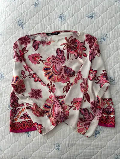 ZARA BOXY FIT SATIN TOP SIZE (M), View more