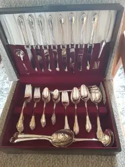 1847 Rogers Brothers Cutlery Remembrance pattern Silver plated Full Setting of 8 with additional ser...