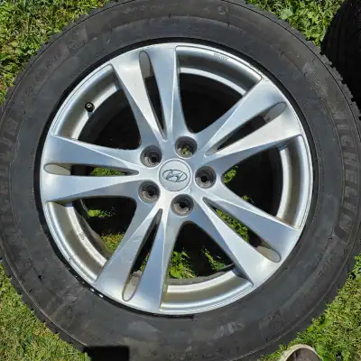 4 Rims en alu Hyundai avec 4 roues (hiver) Michelin 235/60/18, En tres bon état
