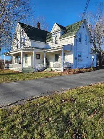 PRIME LOCATION FOR SINGLE FAMILY WITH BUSINESS OPPORTUNITY This is a prime development opportunity f...