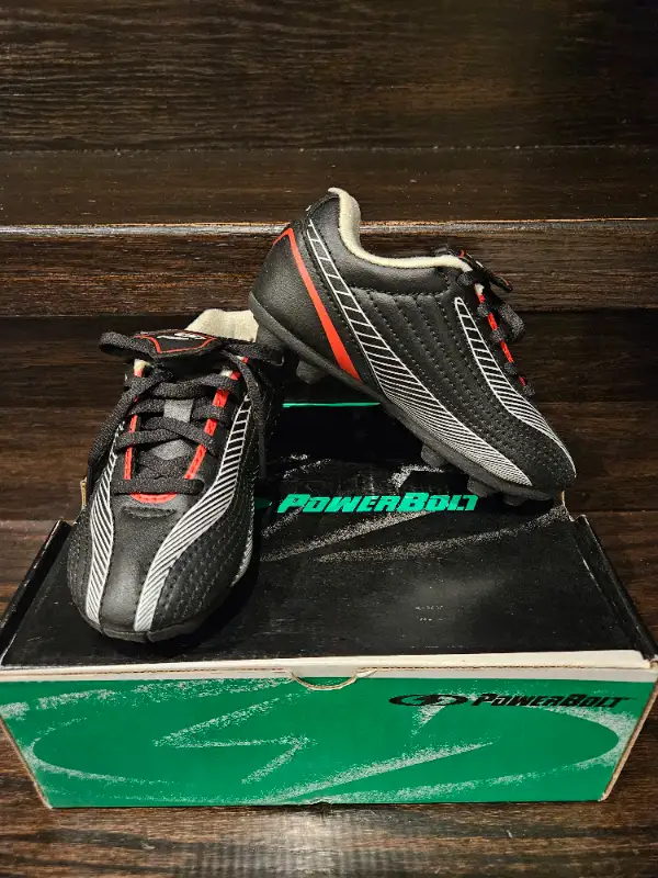 Kids Powerbolt soccer cleats / shoes size 8 in Soccer in Markham / York Region - Image 2