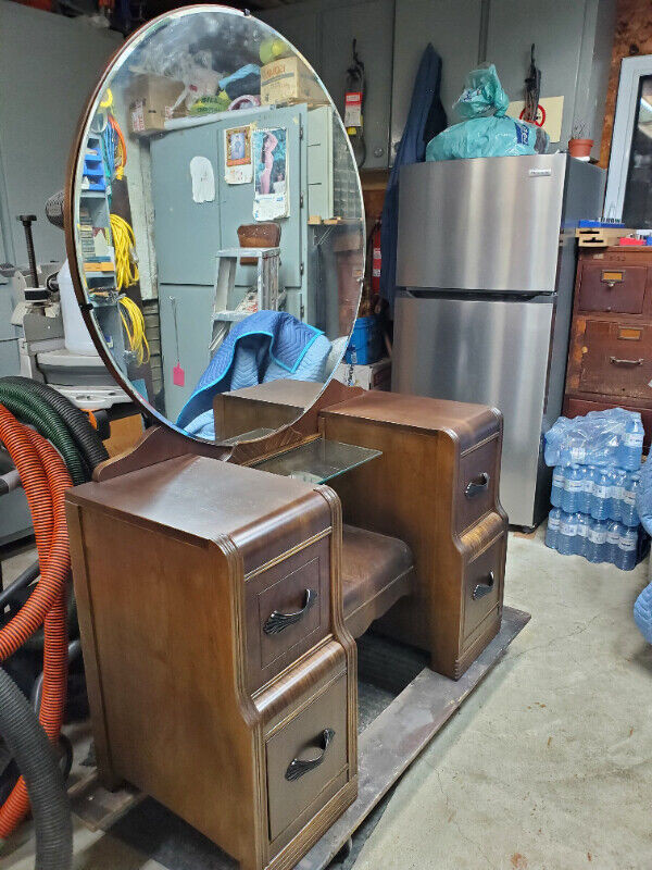 "WALNUT"  ANTIQUE VANITY in Other in Windsor Region - Image 2