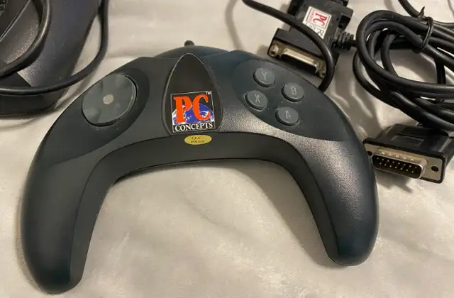 PC Concepts firestick / controllers (vintage - date from 1990's) in Older Generation in City of Montréal - Image 3
