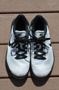 Women/Girl's Nike Running Shoes (size 5)