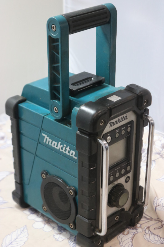 Cordless Job Site  Radio Makita  LXRM02 (#5728) in Power Tools in City of Halifax - Image 2