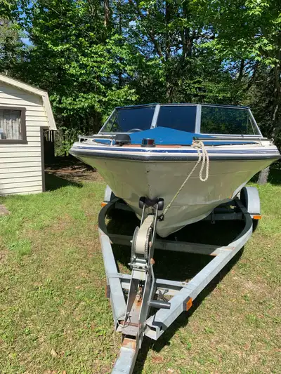 Bateau 1986 Sun Ray 19 pieds 4 cylindres Pied alpha 2 batteries dont une neuve 2025 Fonctionne très...
