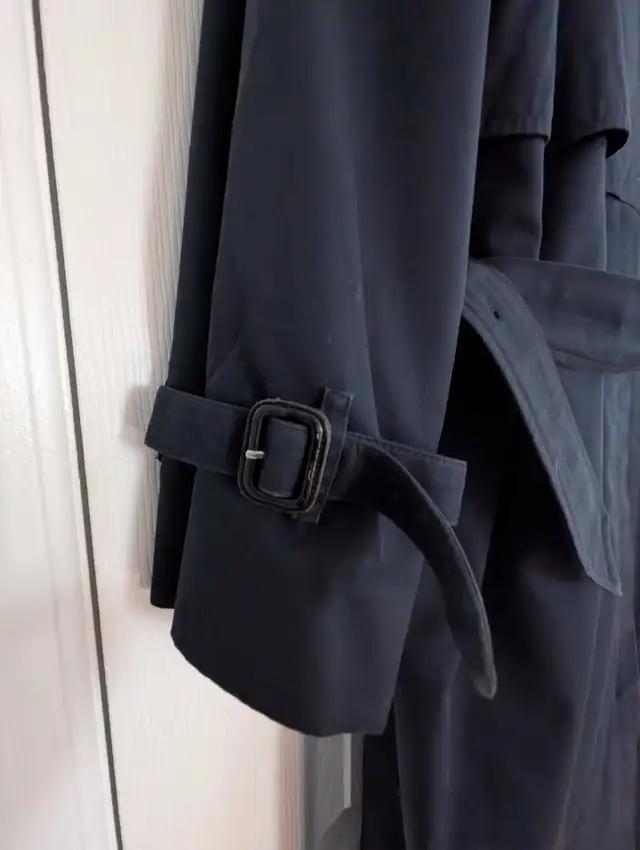 Genuine Vintage Woman's  Burberrys Trench Coat in Women's - Tops & Outerwear in Mississauga / Peel Region - Image 10