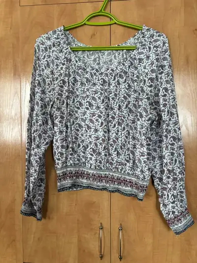 Vêtements variés SMALL comme neufs 10$ chacun ou 3 pour 25$ - DI, View more