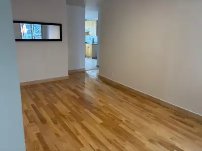 Disponible maintenant , Beau 3.5 , 2e. étage, a deux pas du metro Jean-Talon $1,300 par mois, chauff...