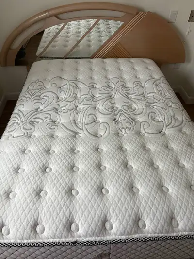 MATELAS Lit double 54 " semi-ferme- ressorts ensachés- chiro DREAMSTAR payé 699.$ +taxes (facture en...