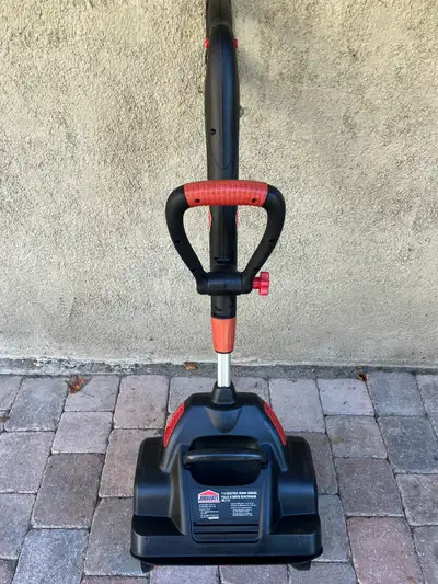 Jobmate electric snow shovel/ Pelle à neige électrique Jobmate, View more
