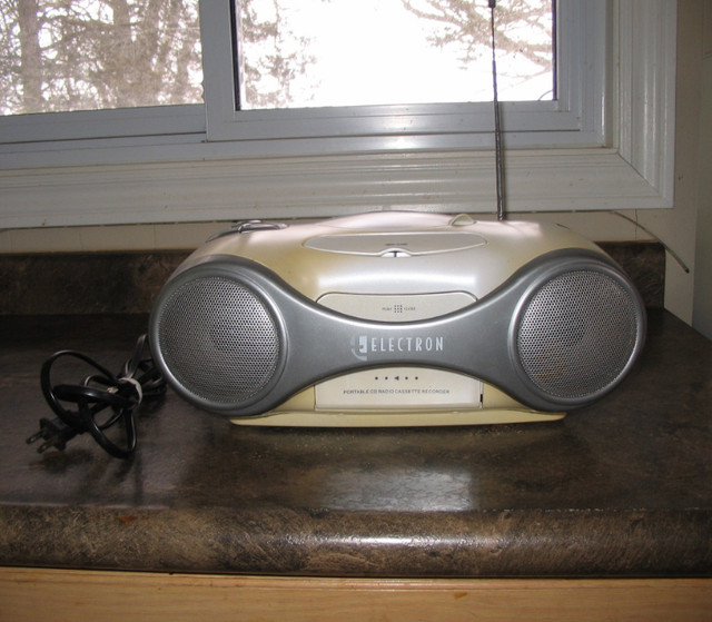 Electron Portable Boombox in Stereo Systems & Home Theatre in Belleville - Image 2