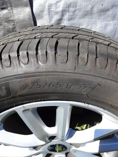 2020 grand caravan 17 inch oem alloy rims mint condition (1800$) with Michelin defender 2 all season...