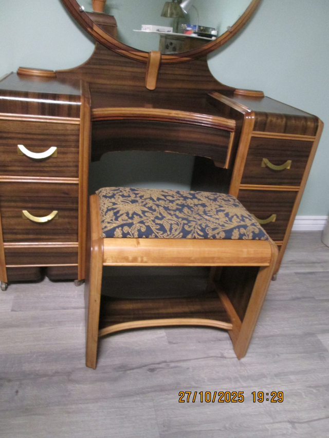 5 drawer vanity with original mirror and seat in Dressers & Wardrobes in Timmins - Image 3