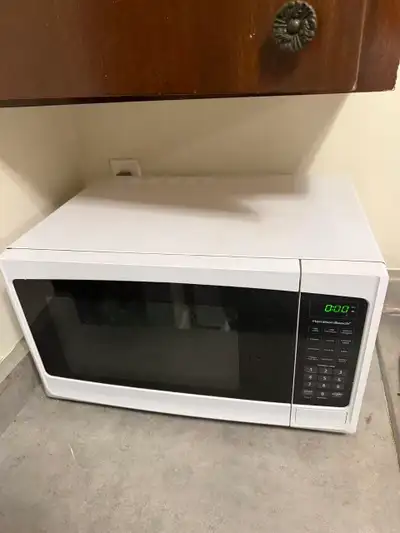 Hamilton Beach Microwave (White) - Great Condition, View more