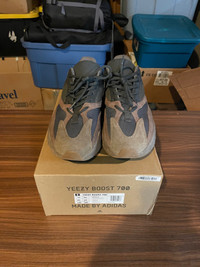 Yeezy Boost 700 Mauve Size 11