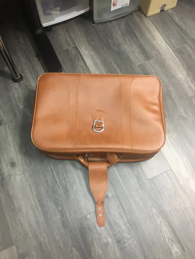 Vintage Mediums size leather suitcase  in Storage & Organization in Mississauga / Peel Region - Image 2