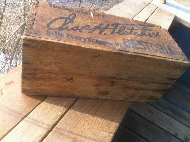 Boite en bois des produits Castoria par Chas. H . Fletcher dans Art et objets de collection  à Drummondville - Image 4
