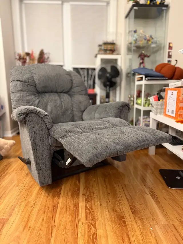 Grey Recliner Armchair - Used (Good Condition) in Chairs & Recliners in Markham / York Region - Image 3